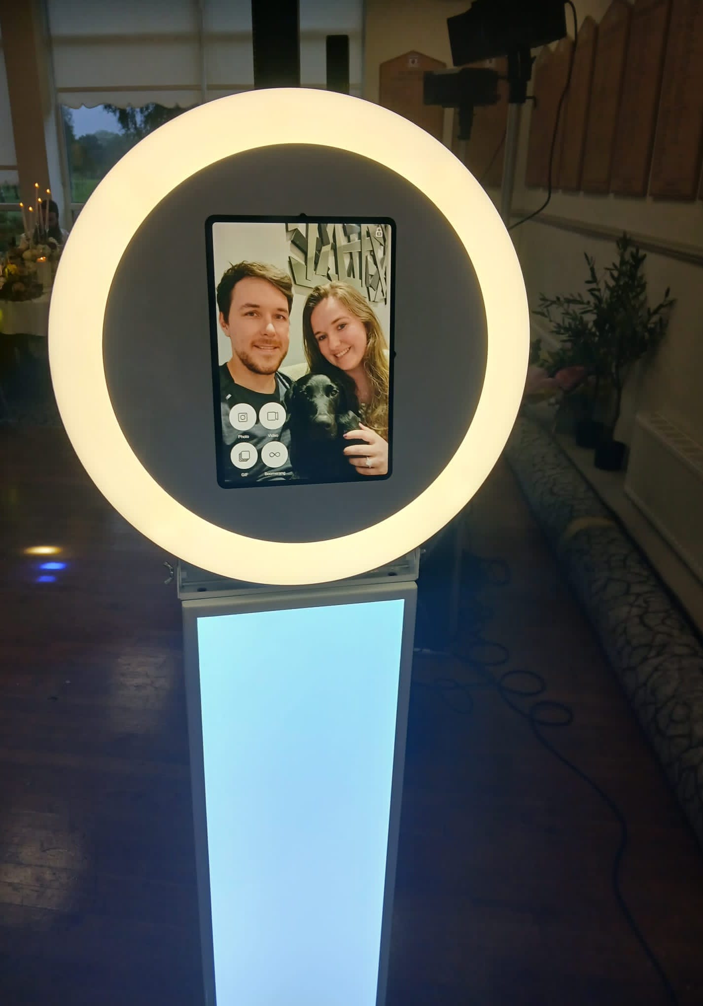 Circle Selfie Mirror with photo welcome screen